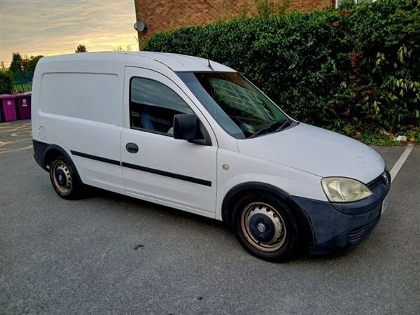 White Used 2006 Vauxhall Combo MPV | £2,200 (Fair price) - Image 1/1