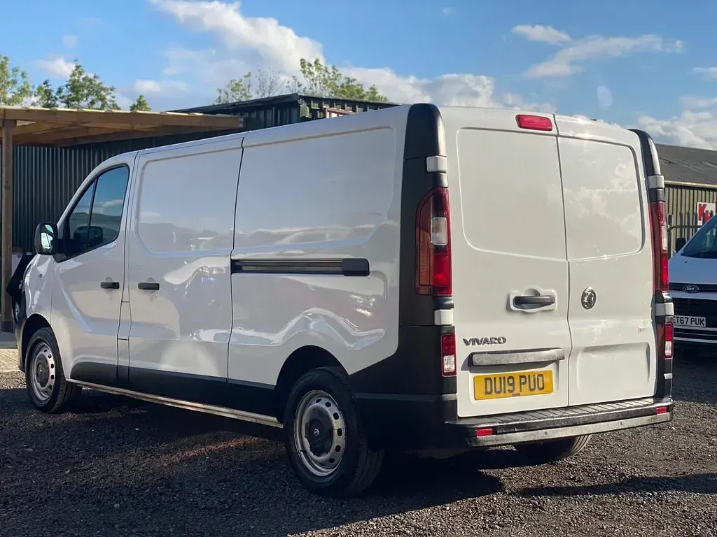 Used Vauxhall Vivaro 120 HP (88 kW) 2019 White MPV