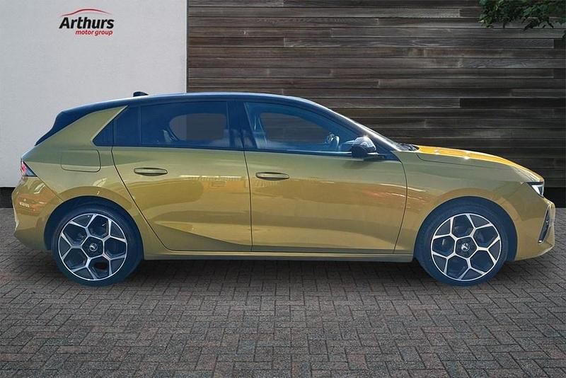 Used Vauxhall Astra Ultimate 128 HP (94 kW) 2024 Yellow/black Hatchback