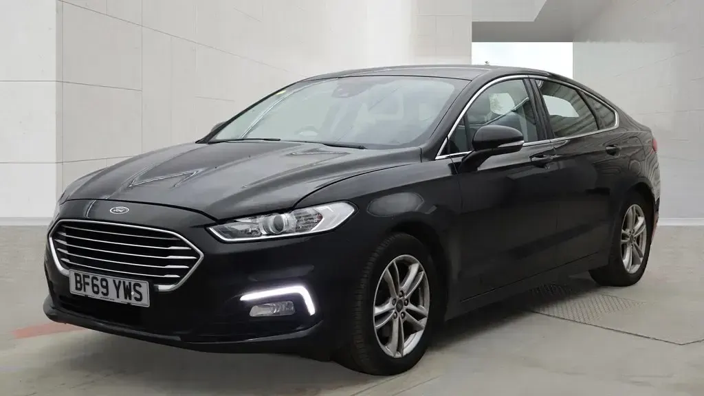 Używany Ford Mondeo Zetec 180 KM (132 kW) 2019 Czarny Hatchback
