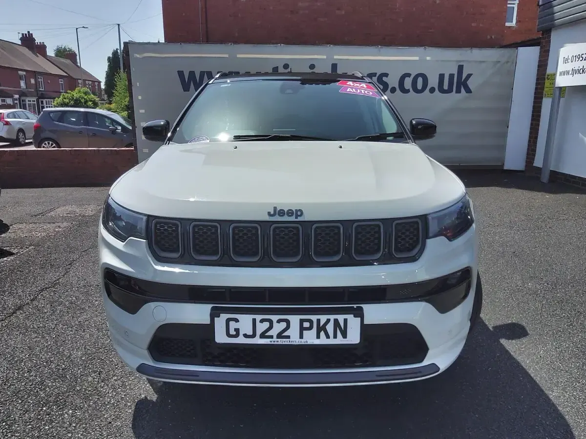 Used Jeep Compass 237 HP (174 kW) 2022 White/black SUV