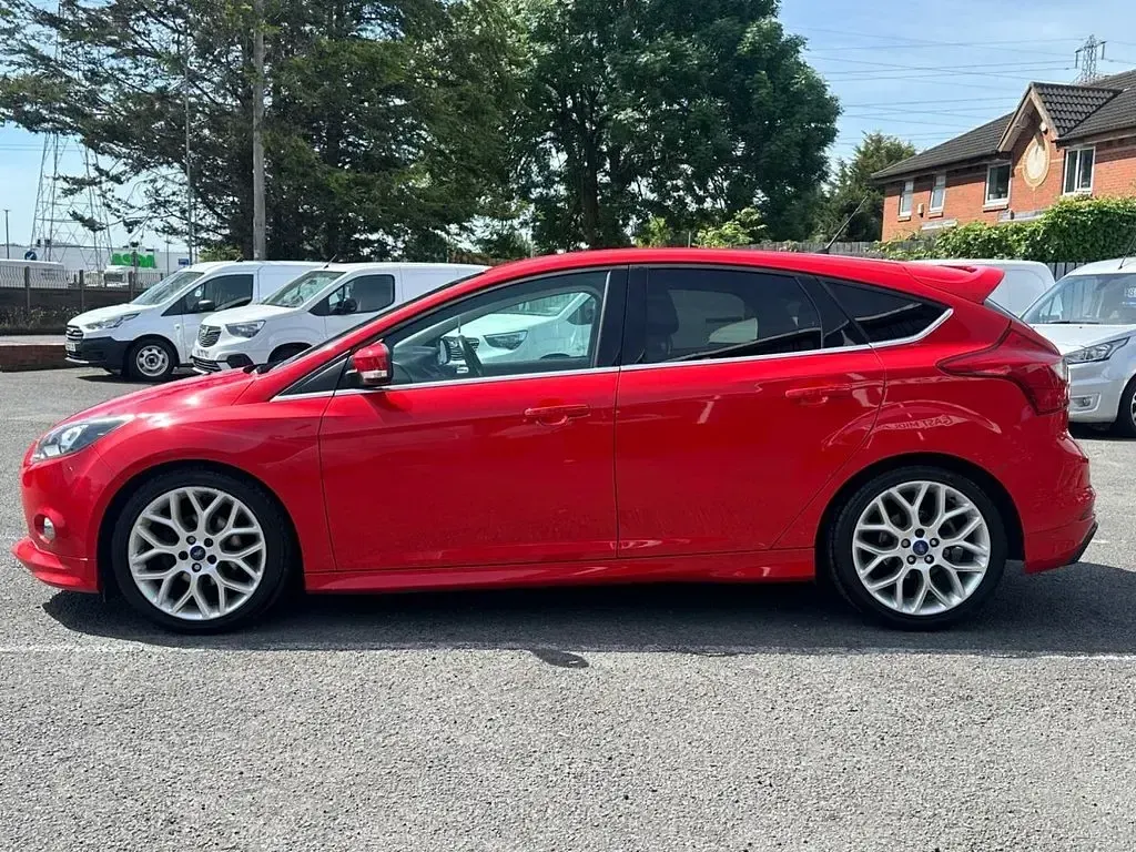 Used Ford Focus Zetec 115 HP (84 kW) 2014 Red Hatchback