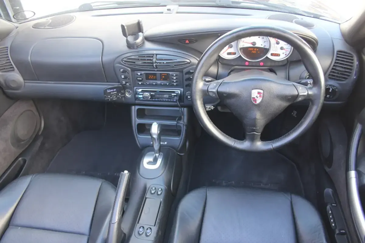 Begagnad Porsche Boxster 2001 Svart Cab