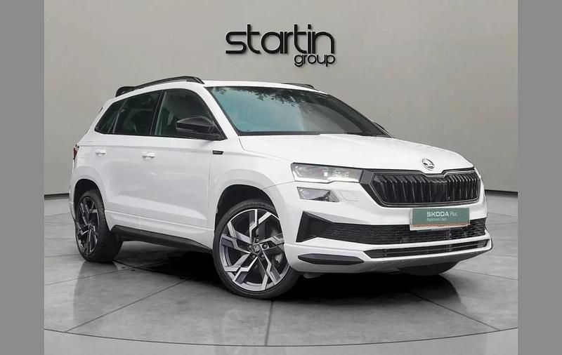 Moon white metallic Used 2025 Skoda Karoq SportLine SUV | £26,750 (Good price) - Image 1/4