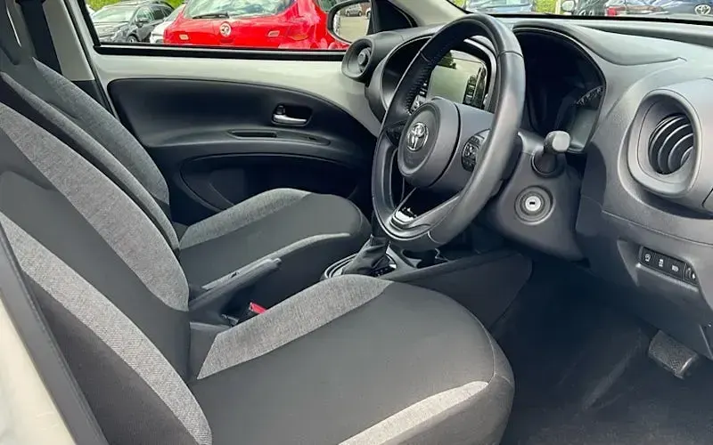 Used Toyota Aygo X PURE 72 HP (52 kW) 2023 White SUV
