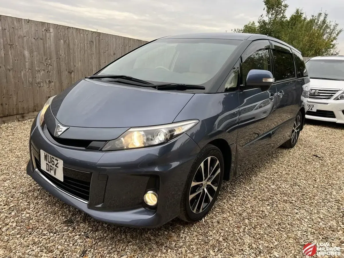 Begagnad Toyota Estima 170 HK (125 kW) 2013 Blå Minibuss