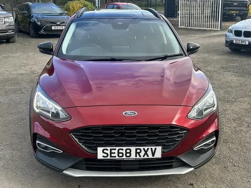 Begagnad Ford Focus Active 2019 Röd Halvkombi