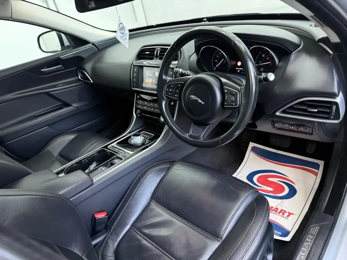 Używany Jaguar XE Prestige 180 KM (132 kW) 2015 Srebrny Sedan/Limuzyna