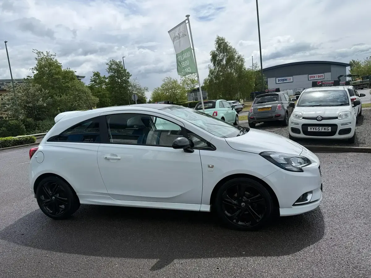Used Vauxhall Corsa Edition 90 HP (66 kW) 2015 White Hatchback