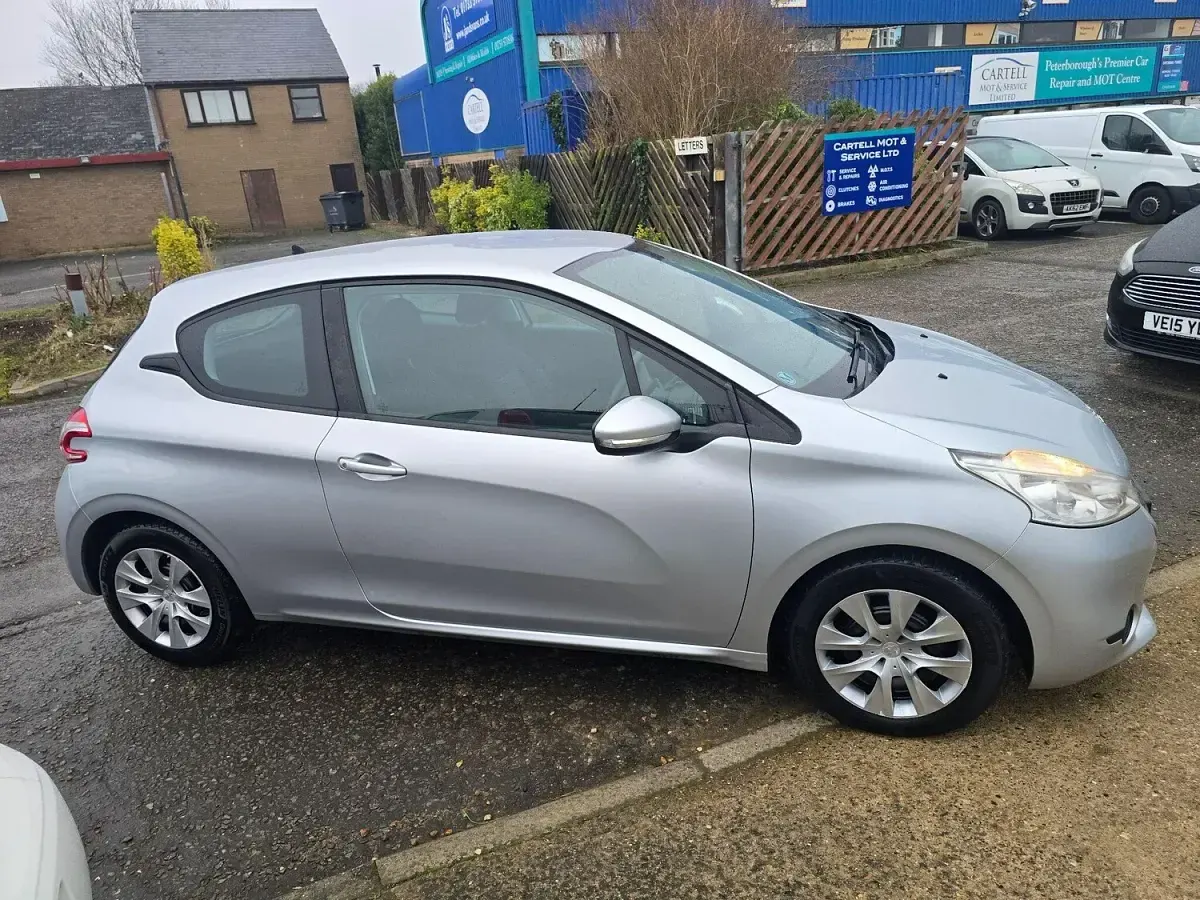 Used Peugeot 208 Access 68 HP (50 kW) 2012 Silver Hatchback