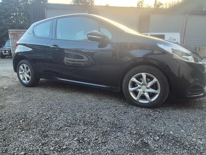 Used Peugeot 208 Active 82 HP (60 kW) 2015 Black Hatchback