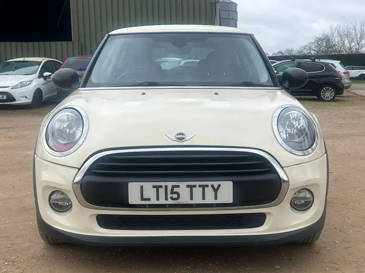 Begagnad Mini ONE Hatch 102 HK (75 kW) 2015 Vit Halvkombi