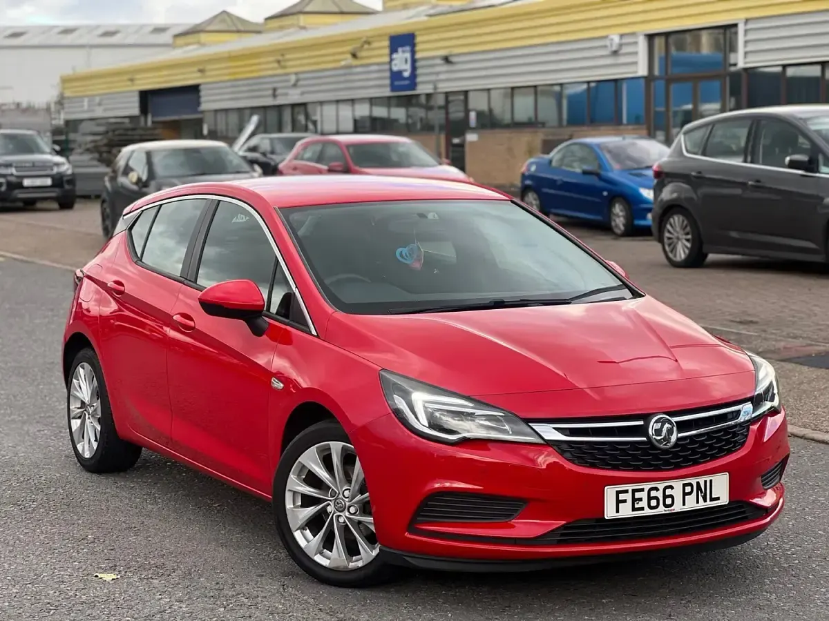 Used Vauxhall Astra 105 HP (77 kW) 2017 Red Hatchback