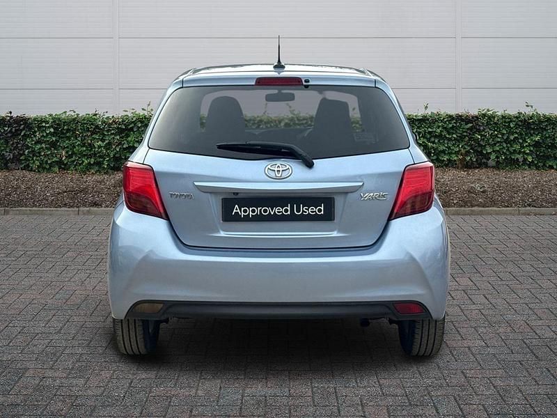 Used Toyota Yaris 99 HP (72 kW) 2016 Blue Hatchback