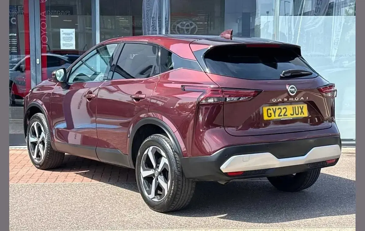 Used Nissan Qashqai N-Connecta 138 HP (101 kW) 2022 Red SUV