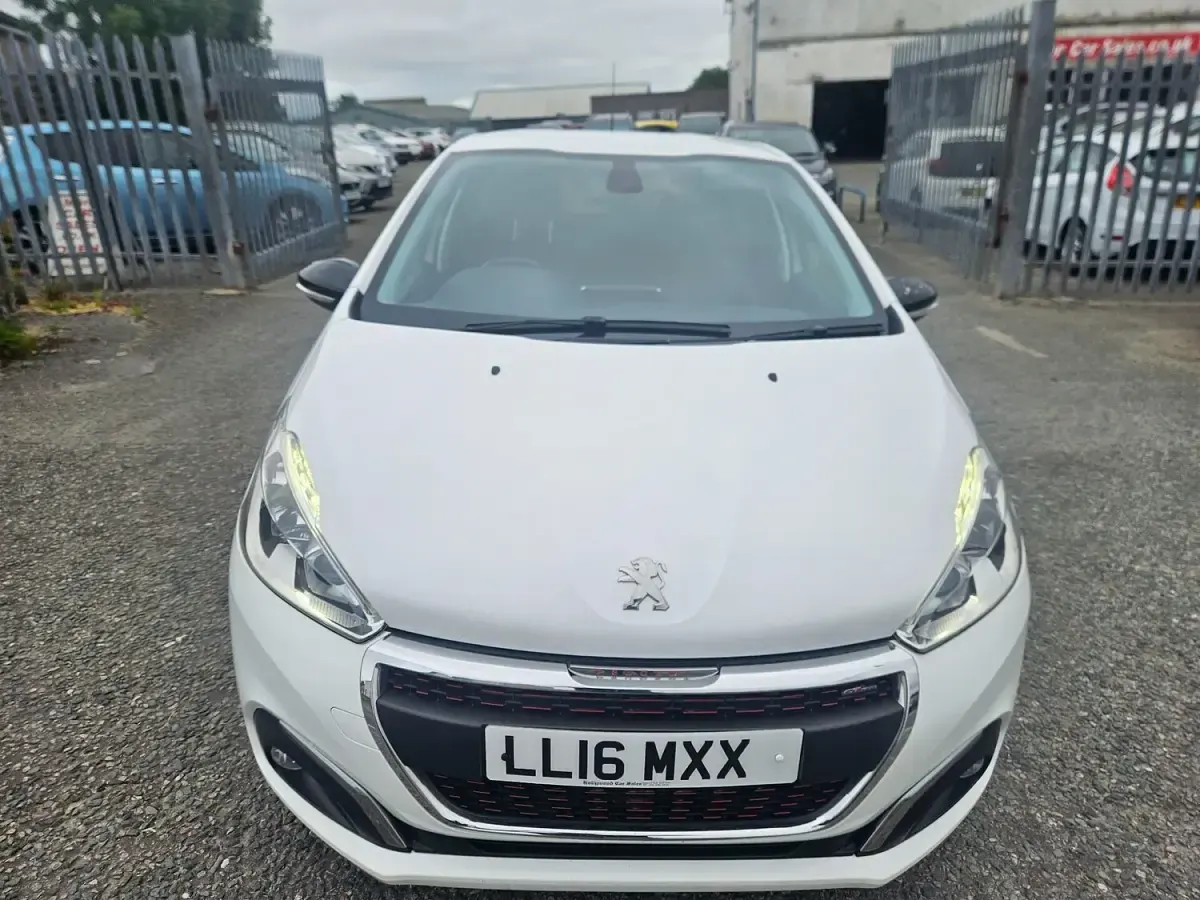 Used Peugeot 208 GT-line 110 HP (80 kW) 2016 White Hatchback