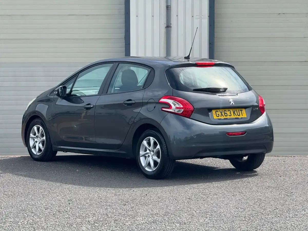 Begagnad Peugeot 208 Active 82 HK (60 kW) 2013 Grå Halvkombi