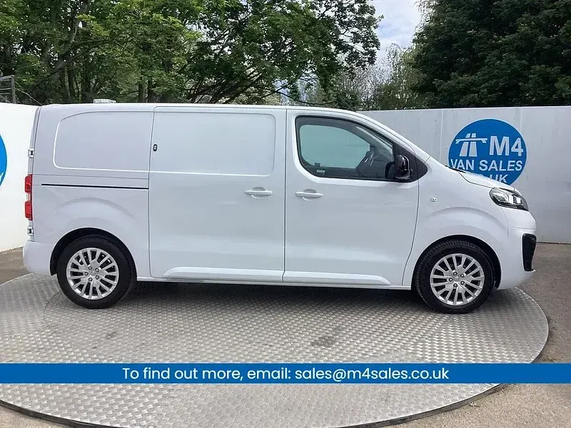 Used Vauxhall Vivaro 120 HP (88 kW) 2024 White MPV
