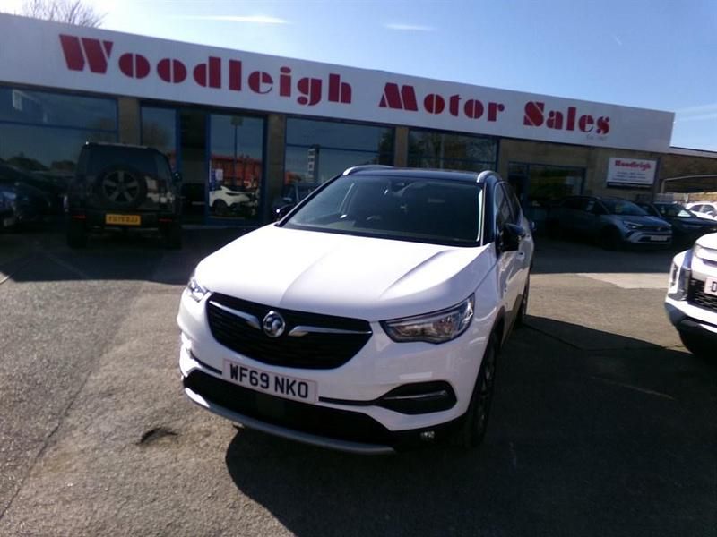 Used Vauxhall Grandland X SRi 130 HP (95 kW) 2019 White SUV