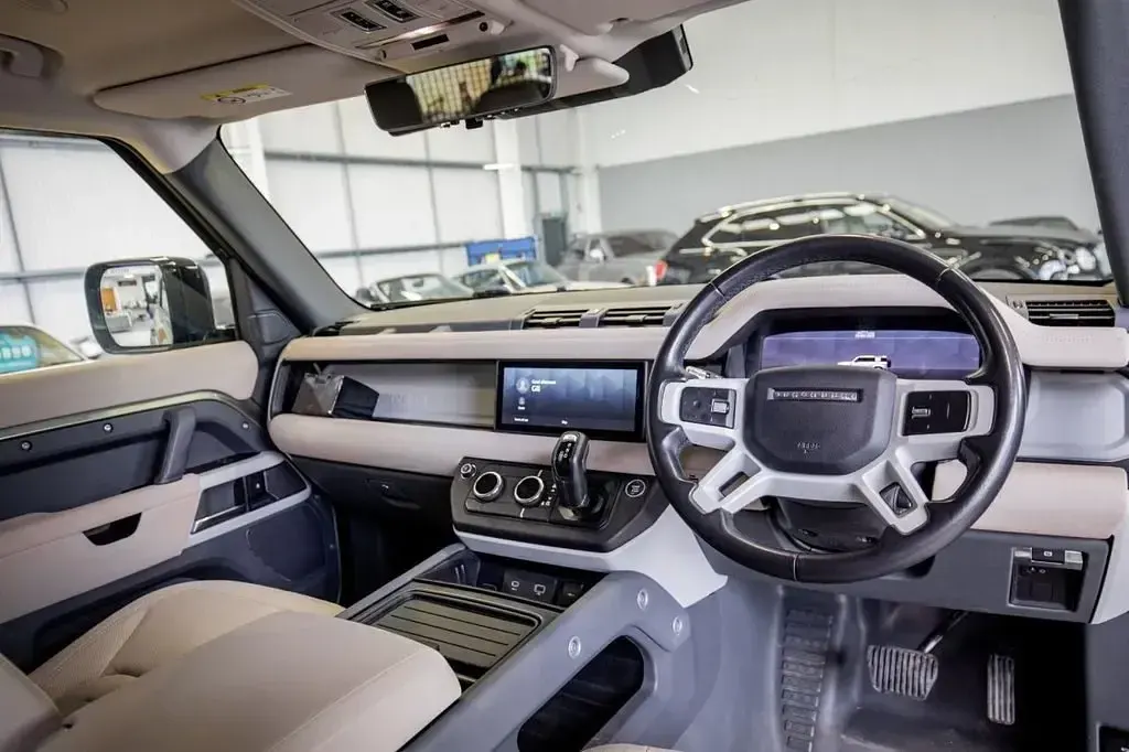 Usado Land Rover Defender First Edition 240 HP (176 kW) 2020 Verde SUV