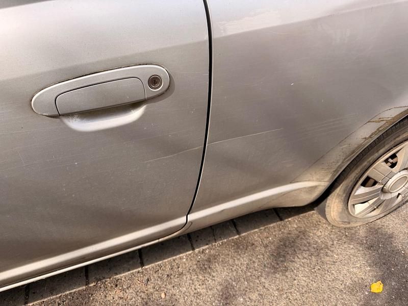 Usado Toyota Yaris T2 2004 Prateado Citadino