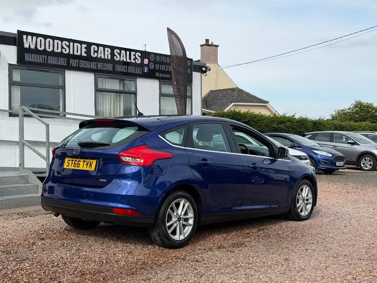 Used Ford Focus Zetec 125 HP (91 kW) 2016 Blue Hatchback