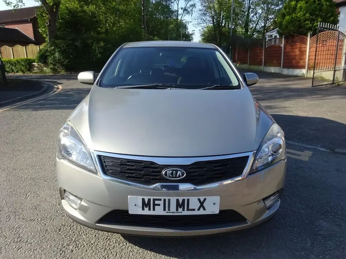 Used Kia Ceed 126 HP (92 kW) 2011 Silver Hatchback