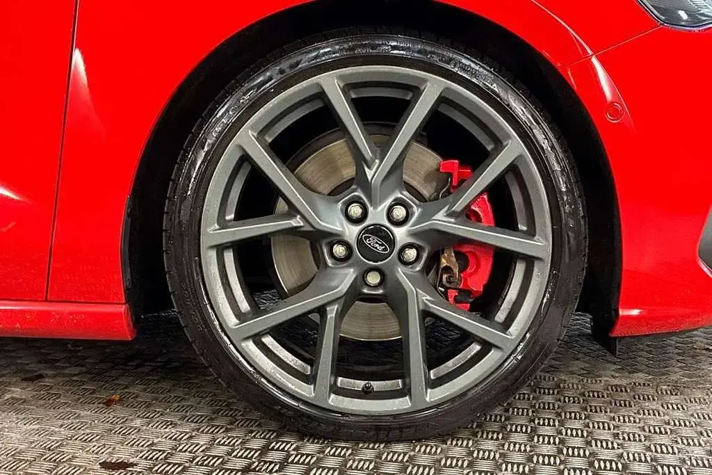 Used Ford Focus ST 280 HP (205 kW) 2023 Red Hatchback