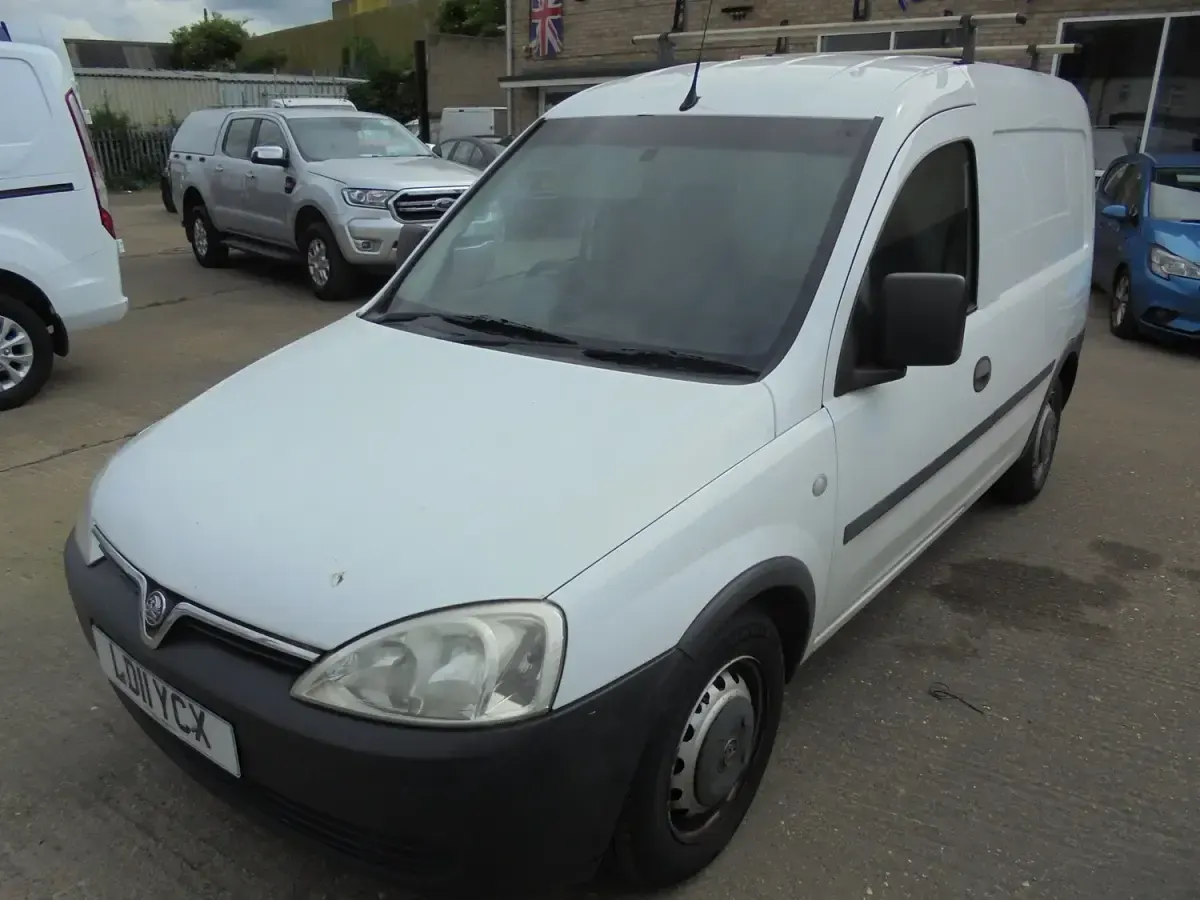 Used Vauxhall Combo 75 HP (55 kW) 2011 White MPV