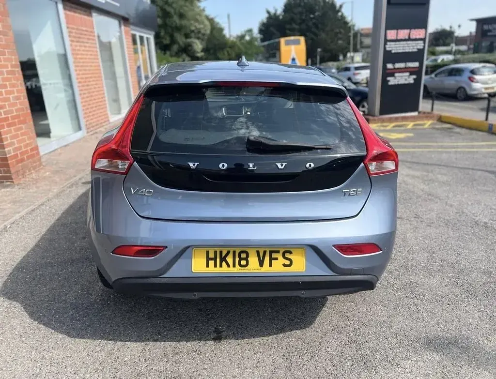 Used Volvo V40 Inscription 122 HP (89 kW) 2018 Blue Hatchback
