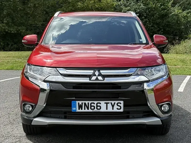 Used Mitsubishi Outlander 147 HP (108 kW) 2016 Red SUV