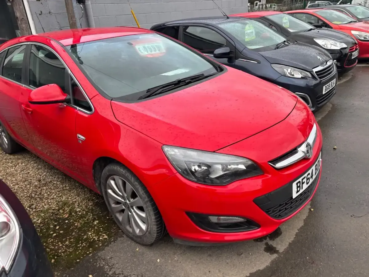 Second-hand Vauxhall Astra Excite 100 CP (73 kW) 2014 Roșu Hatchback