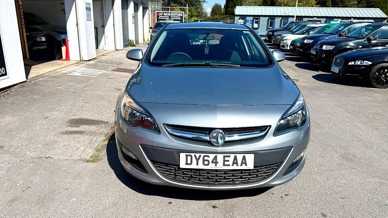 Used Vauxhall Astra Design Edition 115 HP (84 kW) 2014 Silver Hatchback