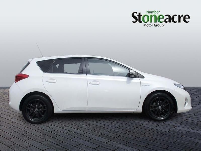 Used Toyota Auris Hybrid 2015 White Hatchback
