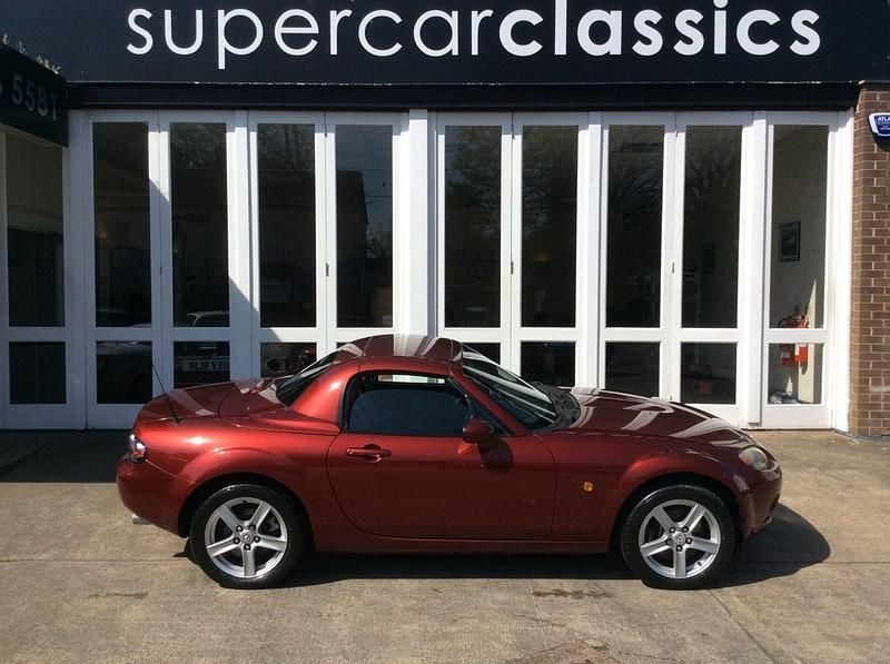 Usado Mazda MX5 160 HP (117 kW) 2007 Vermelho Cabrios