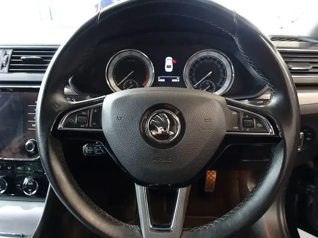 Usado Skoda Superb SE L 190 CV (139 kW) 2019 Negro Utilitario