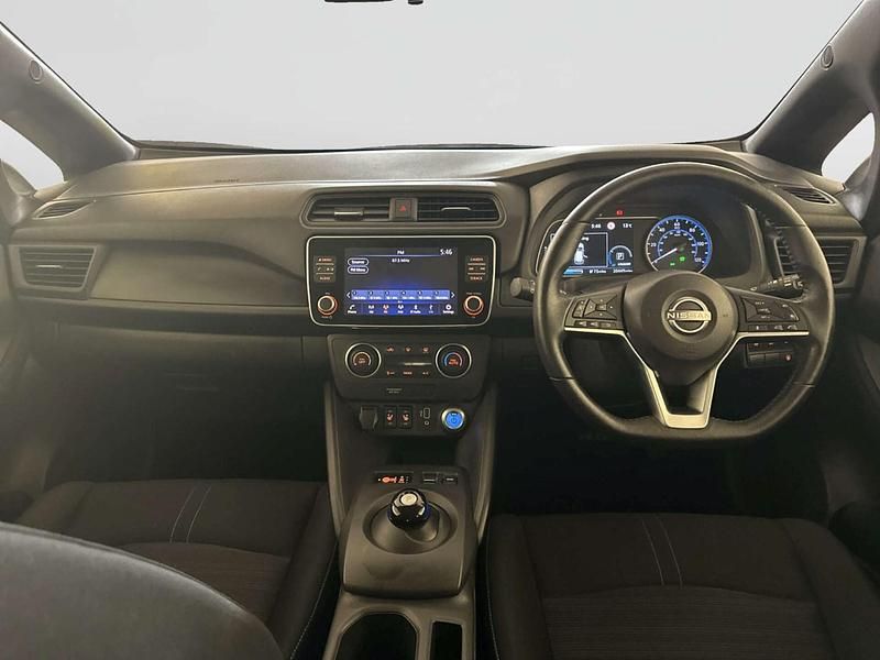 Usado Nissan Leaf Acenta 110 kW (150 HP) 2023 Vermelho Citadino