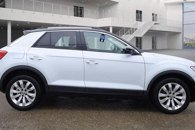 White silver Used 2018 VW T-Roc SE SUV | £13,475 (Fair price) - Image 1/1