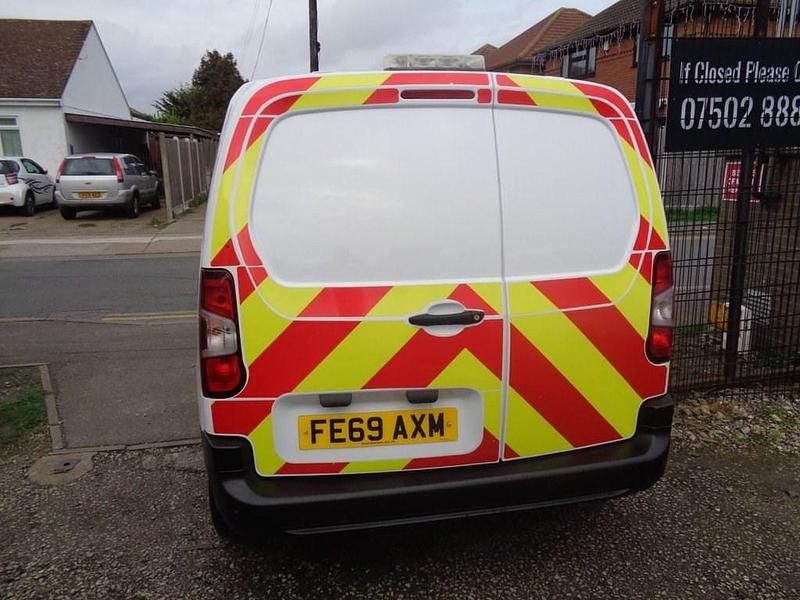 Used Citroën Berlingo 100 HP (73 kW) 2019 White MPV