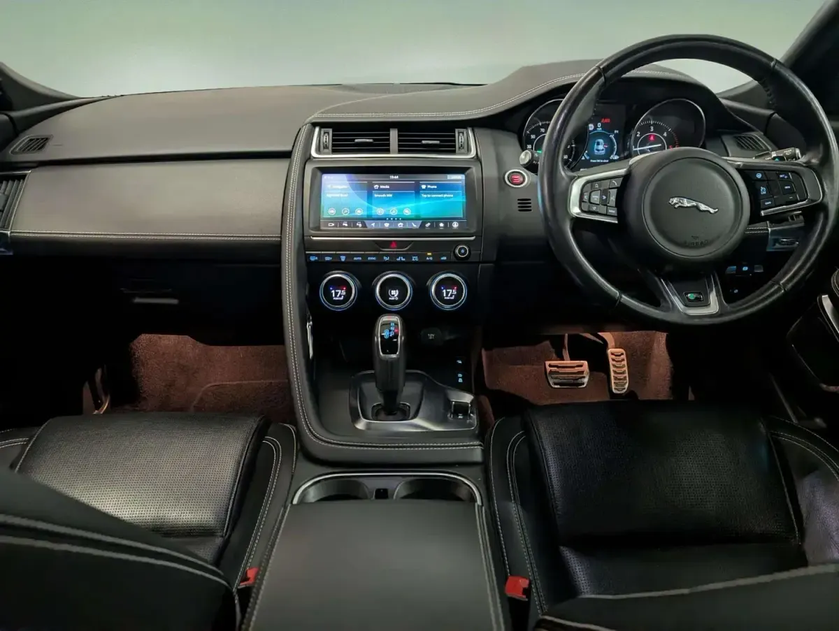 Używany Jaguar E-Pace R-Dynamic 180 KM (132 kW) 2019 Srebrny SUV