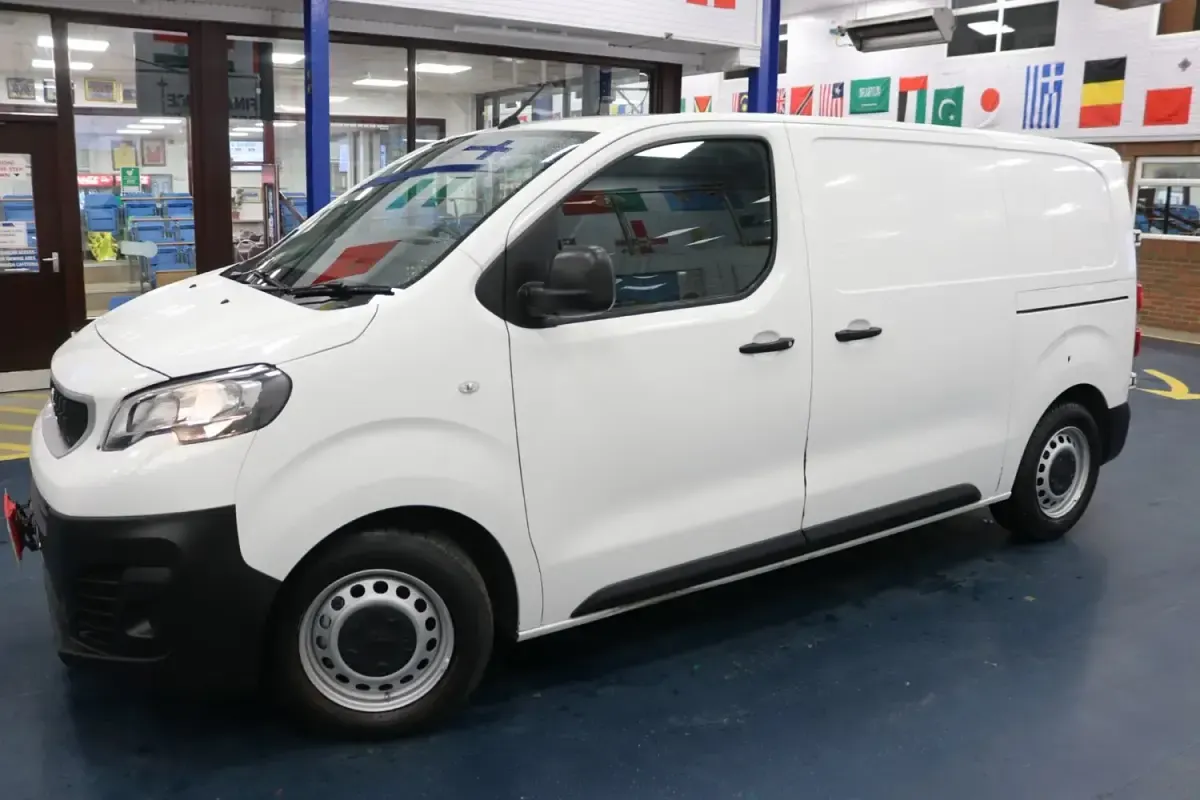 Gebraucht Peugeot Expert 95 PS (69 kW) 2018 Weiß Van