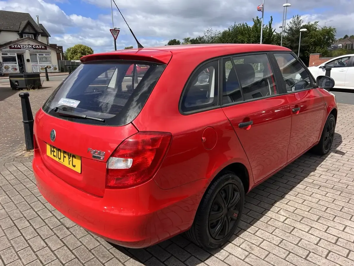 Used Skoda Fabia 90 HP (66 kW) 2010 Red Estate