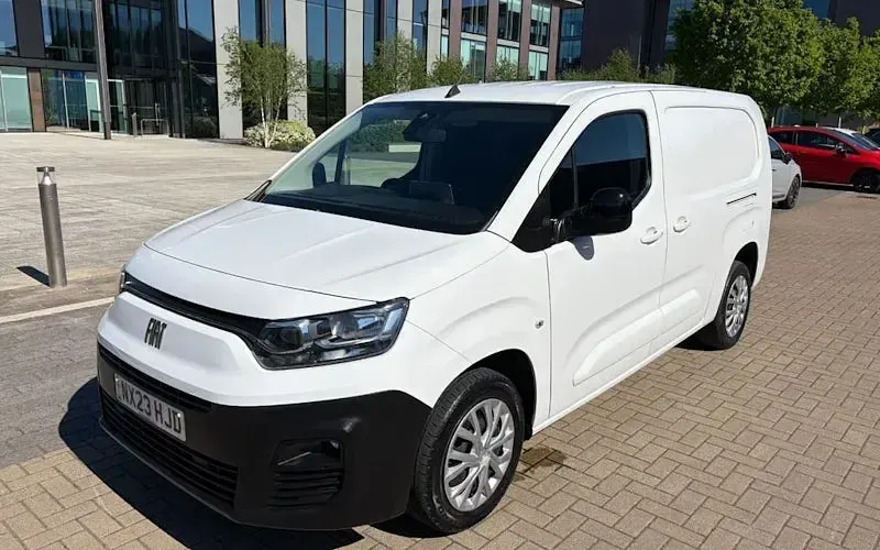 Begagnad Fiat Doblò 102 HK (75 kW) 2023 Minibuss