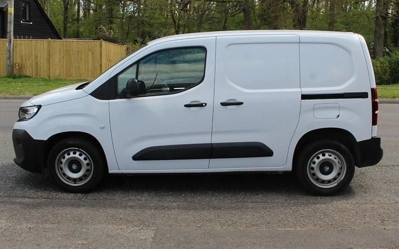 Second-hand Vauxhall Combo S 102 CP (75 kW) 2024 Alb Monovolum