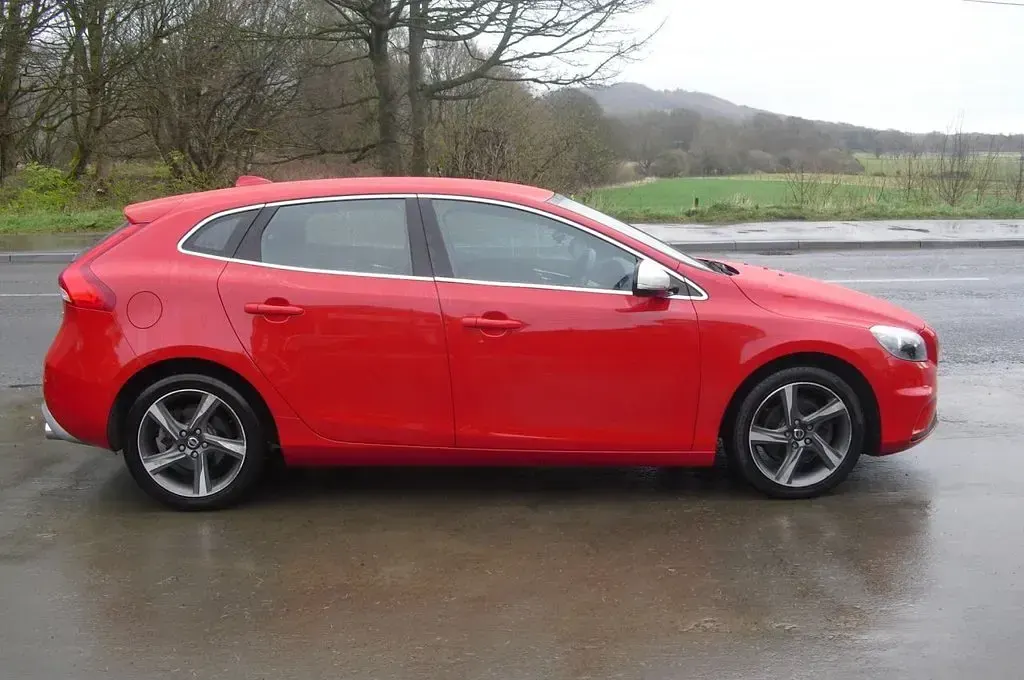 Used Volvo V40 R-Design 120 HP (88 kW) 2015 Red Hatchback