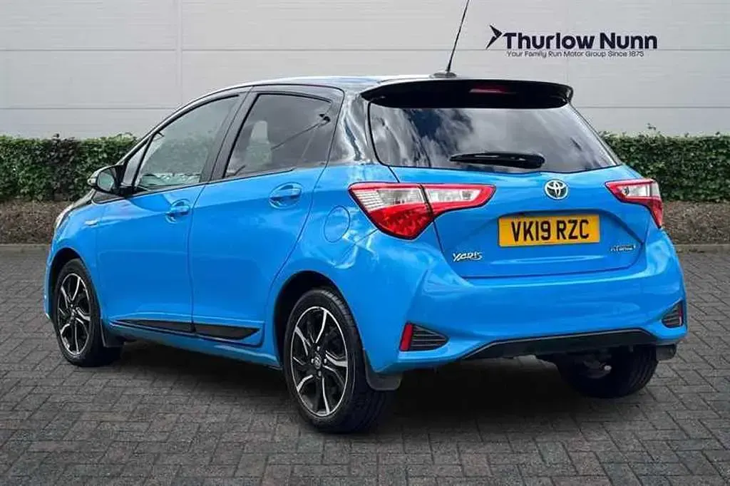 Used Toyota Yaris Hybrid 100 HP (73 kW) 2019 Blue Hatchback