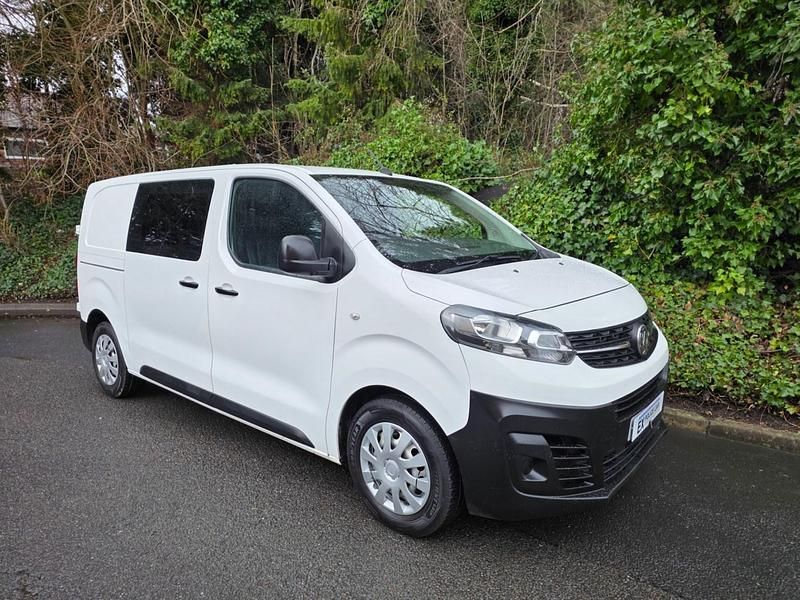 Second-hand Vauxhall Vivaro Edition 120 CP (88 kW) 2021 Alb Monovolum