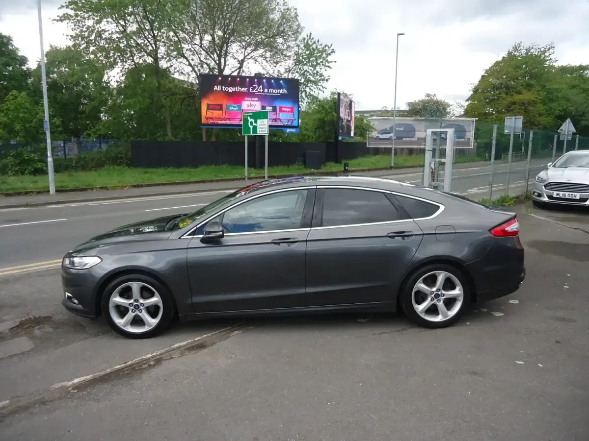 Usado Ford Mondeo Titanium 180 HP (132 kW) 2016 Cinzento Citadino