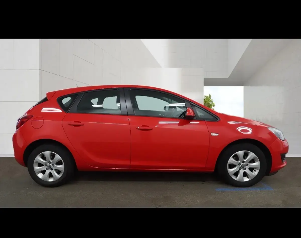 Used Vauxhall Astra Design Edition 115 HP (84 kW) 2014 Red Hatchback