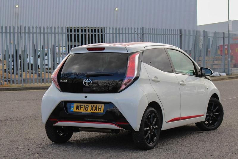Begagnad Toyota Aygo x-press 2018 Vit Halvkombi
